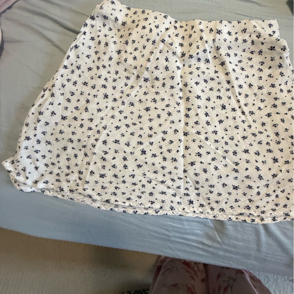 2/20$ or free with purchase of any listing💕H&M Cream and Black Floral Skirt